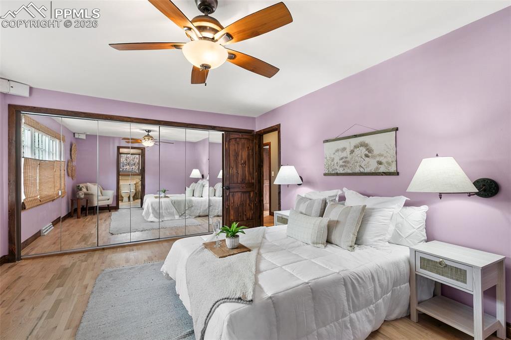 Image 23 of 44: Bedroom