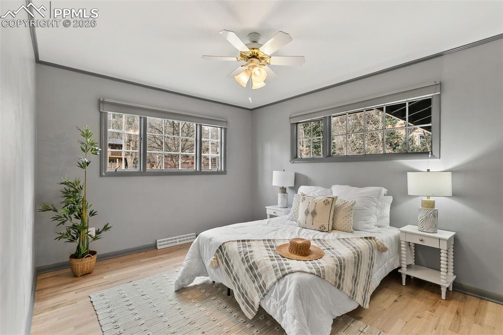 Image 26 of 44: Bedroom