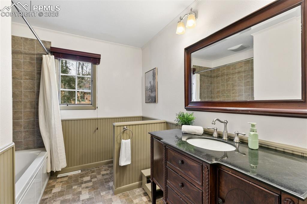 Image 27 of 44: Bathroom