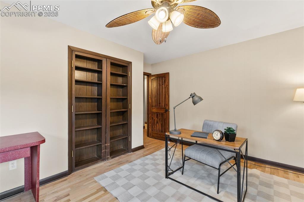 Image 28 of 44: Office