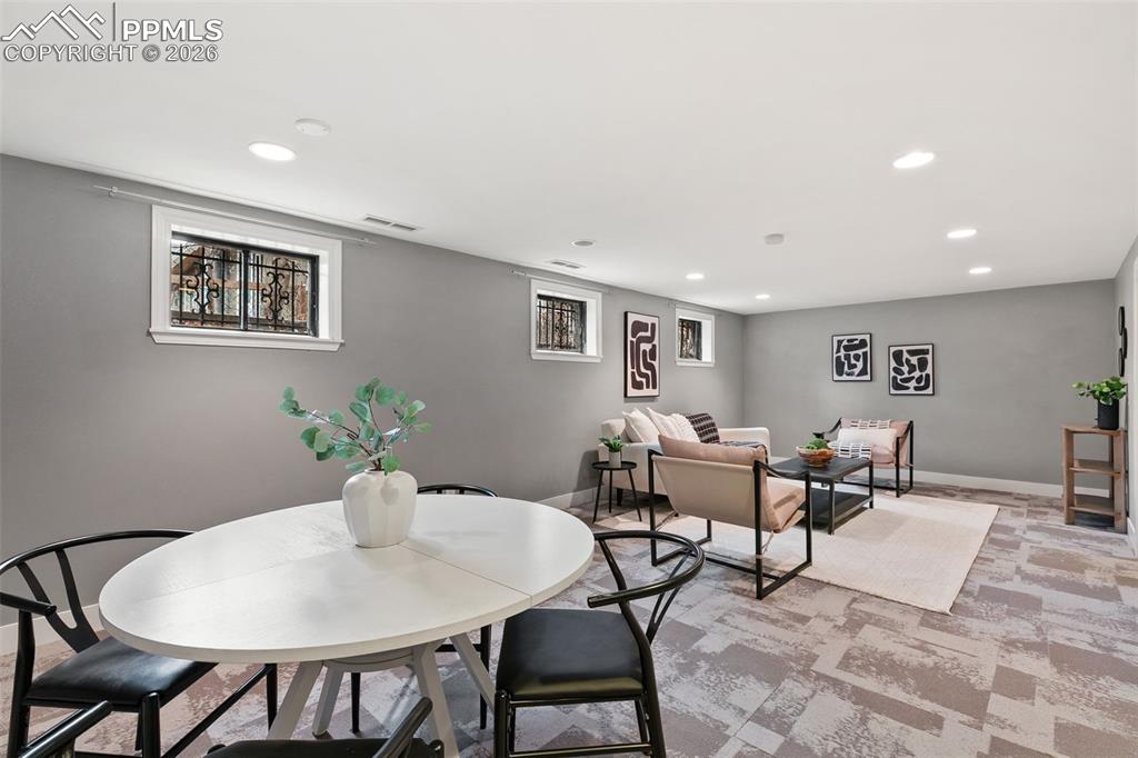 Image 34 of 44: Dining Area