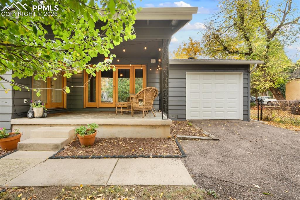 Image 38 of 44: Entry