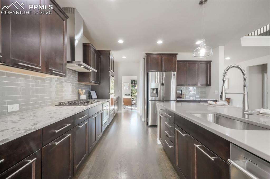 Image 8 of 50: Kitchen