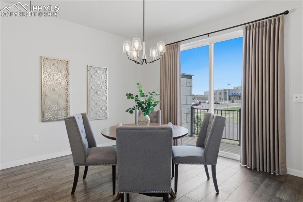 Image 18 of 35: Dining Area