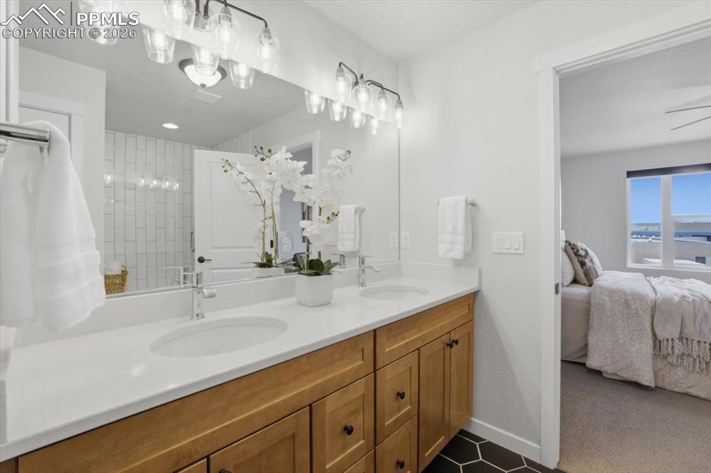 Image 21 of 35: Bathroom