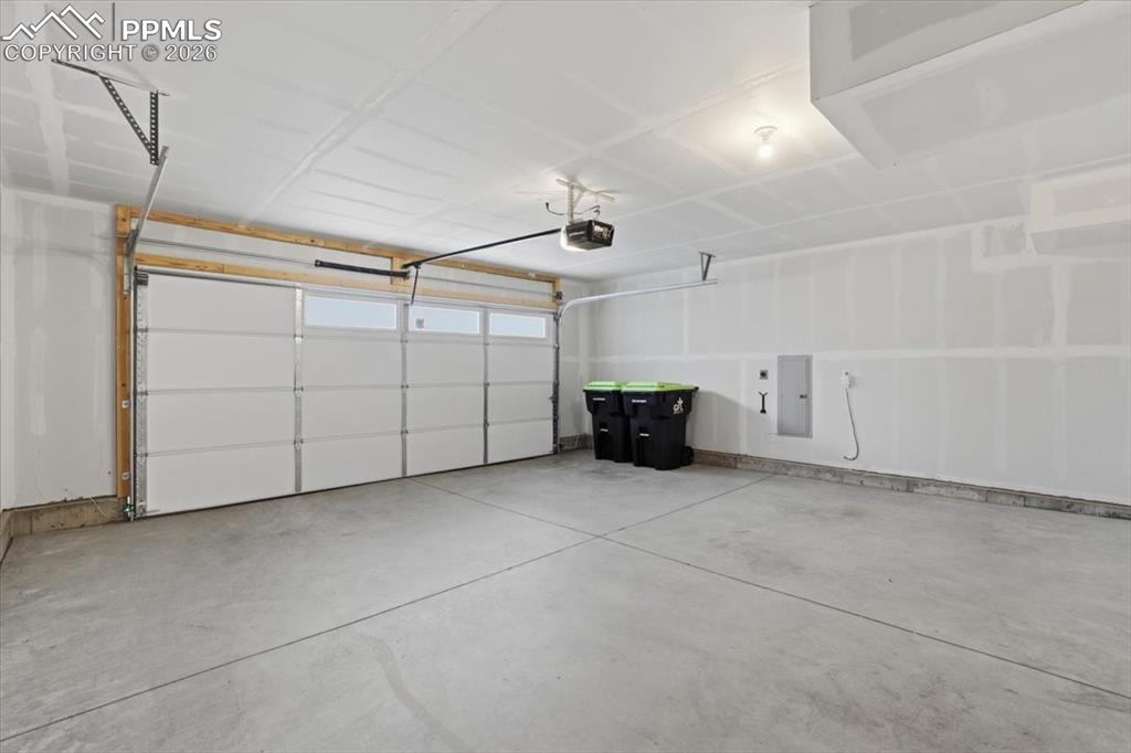 Image 33 of 35: Garage