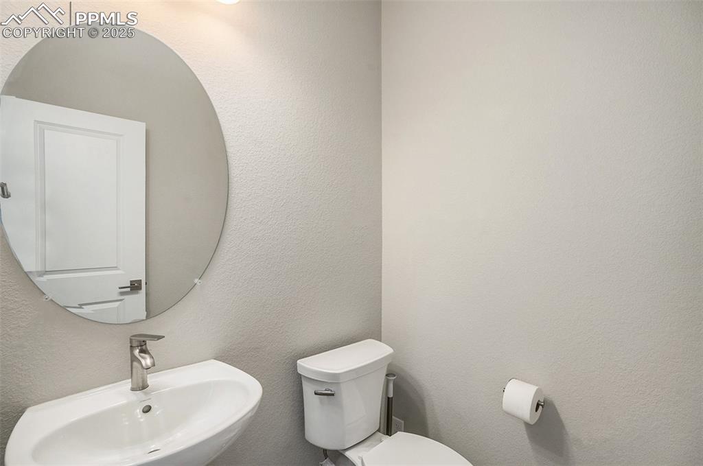 Image 10 of 33: Bathroom