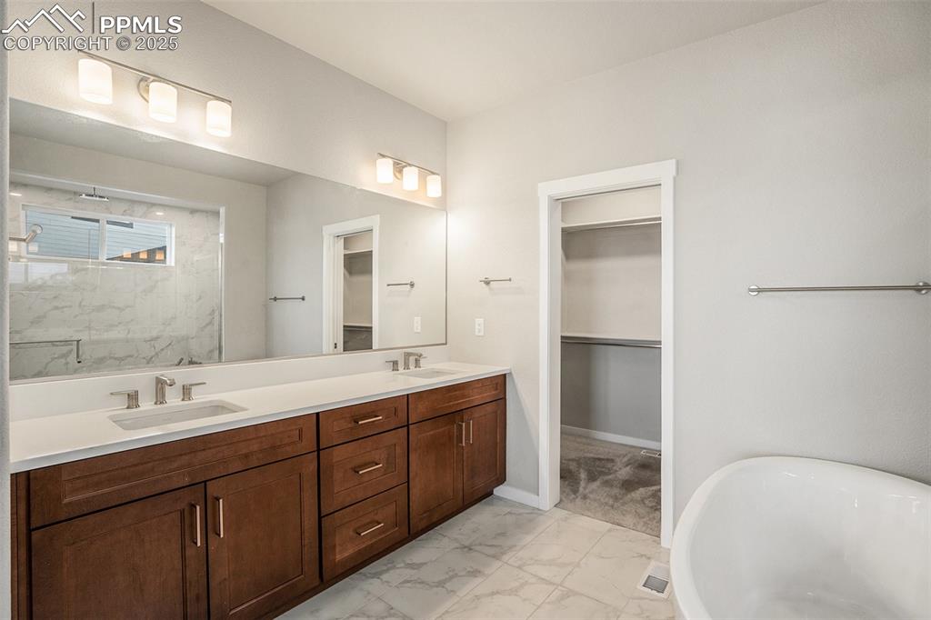 Image 14 of 33: Bathroom