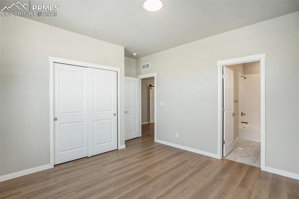 Image 19 of 33: Bedroom