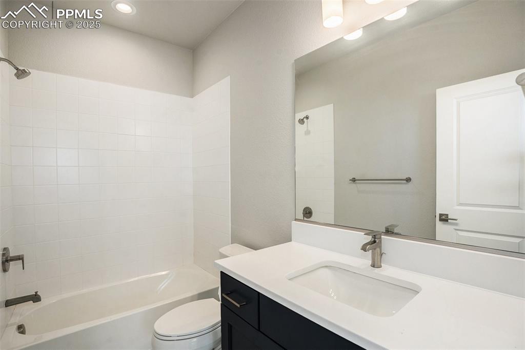 Image 20 of 33: Bathroom