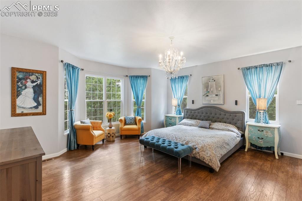 Image 18 of 49: Bedroom