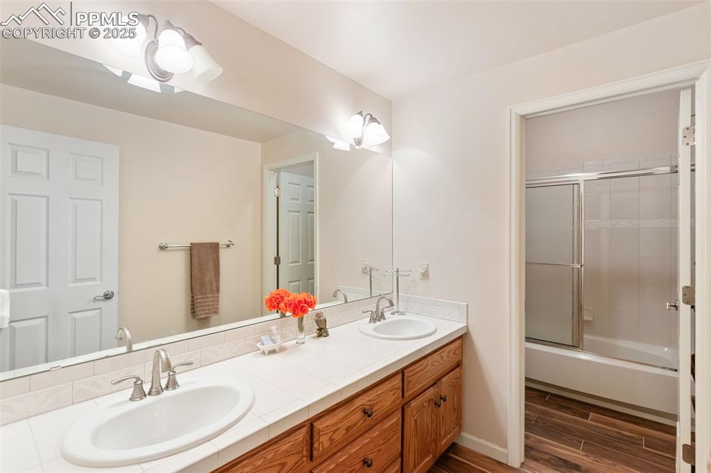 Image 32 of 49: Bathroom
