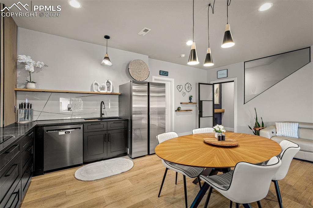 Image 12 of 50: Kitchen