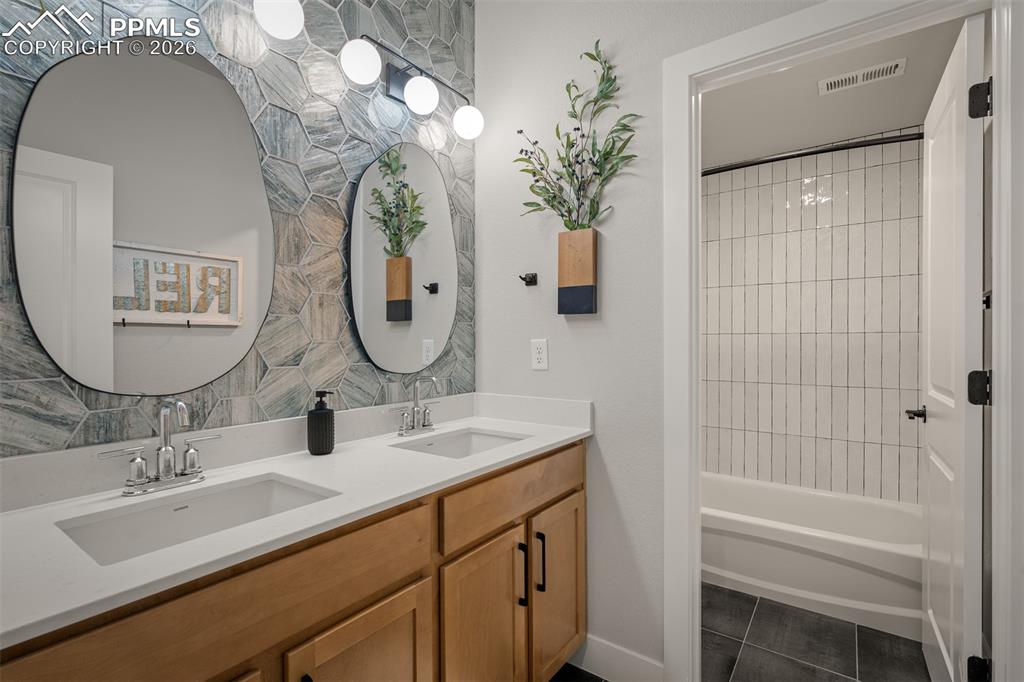 Image 19 of 50: Bathroom