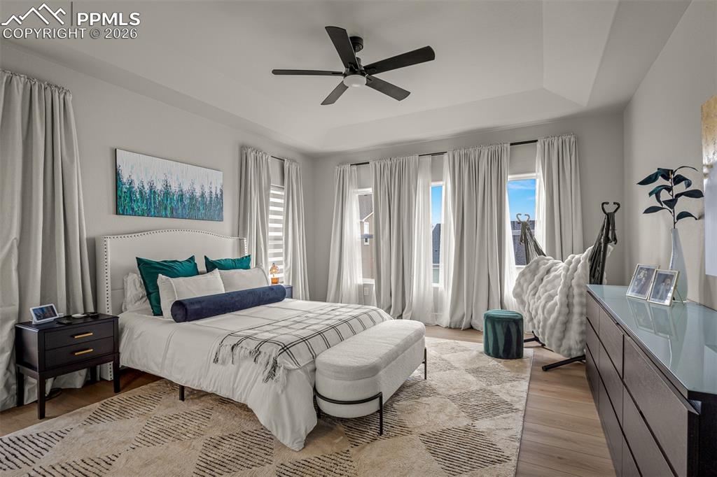 Image 31 of 50: Bedroom