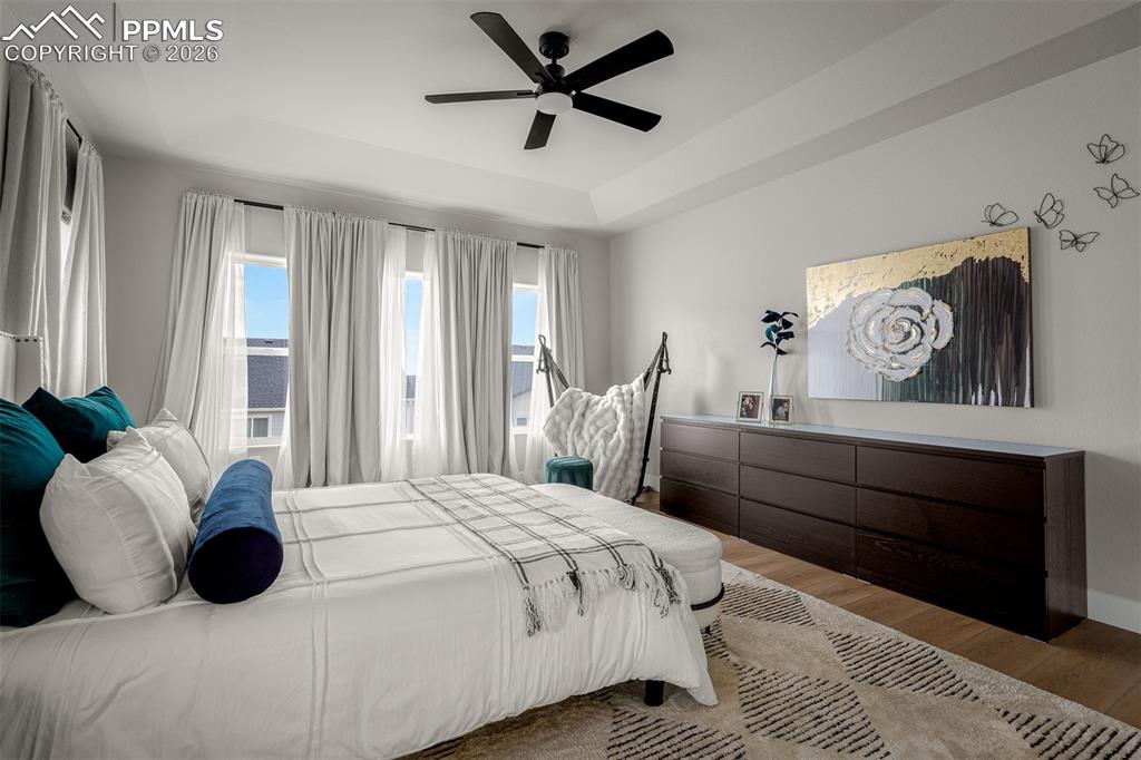 Image 34 of 50: Bedroom