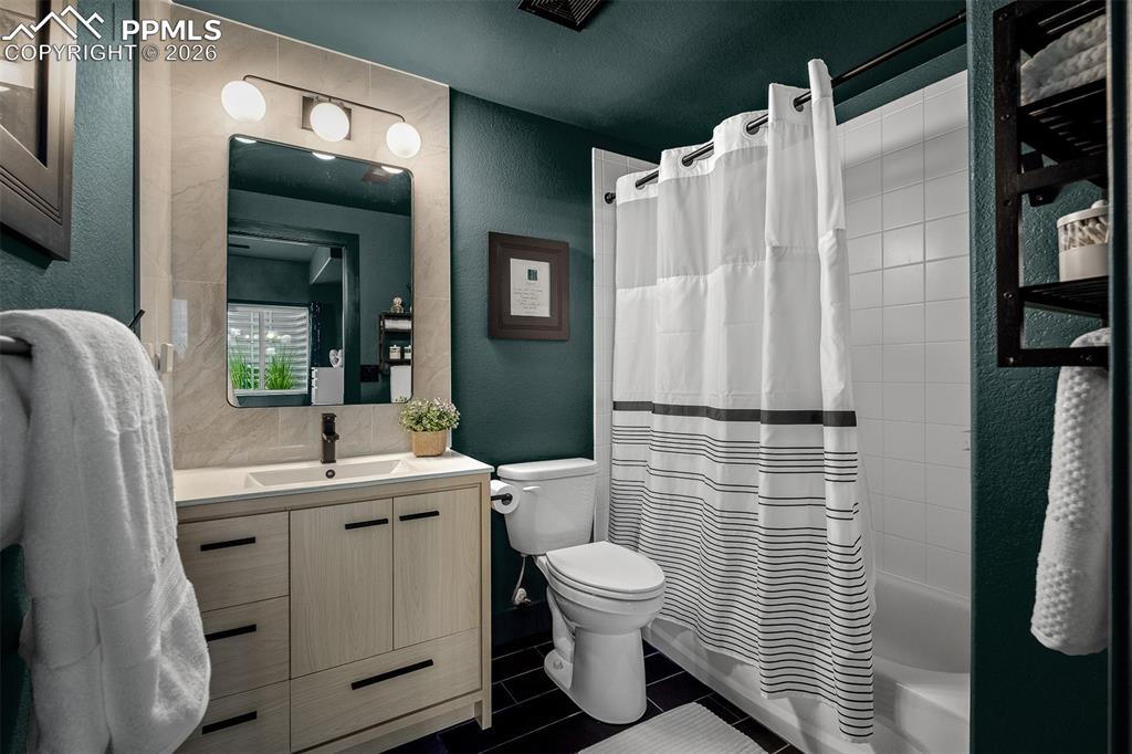 Image 40 of 50: Bathroom