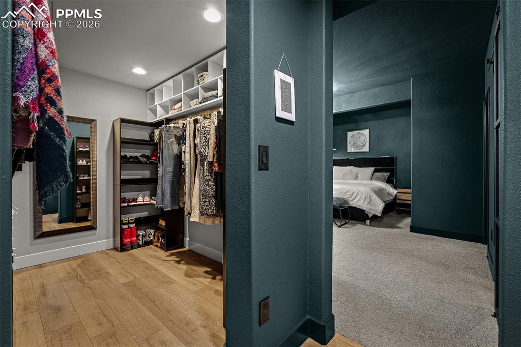 Image 41 of 50: Closet