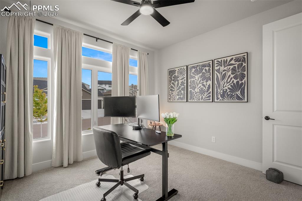 Image 43 of 50: Office