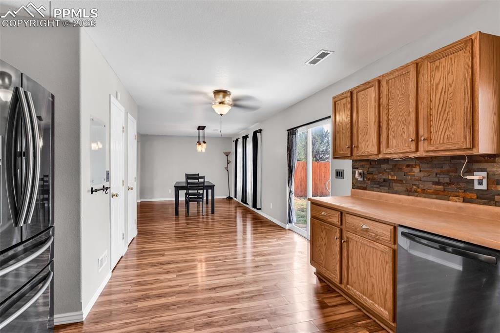 Image 7 of 30: Kitchen