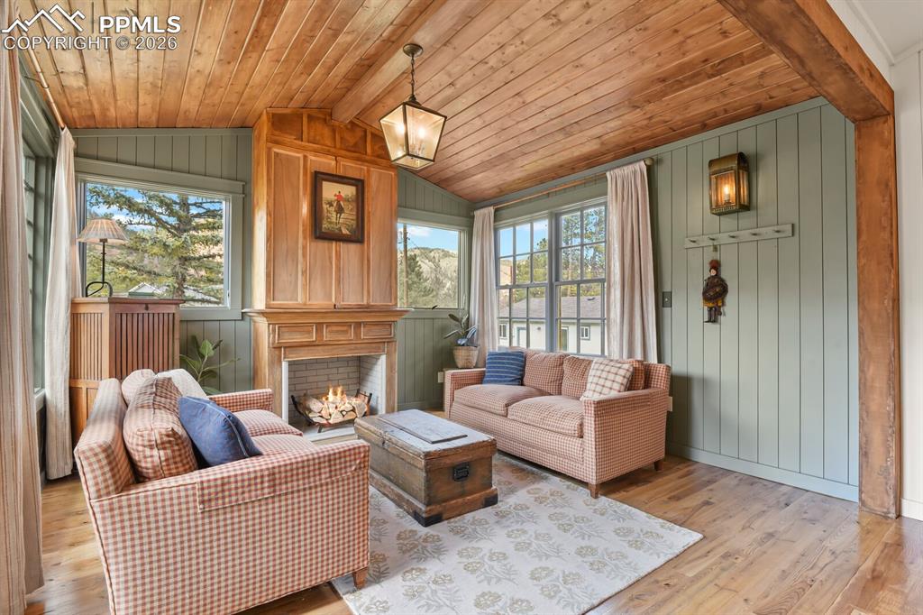 Image 10 of 30: Family Room