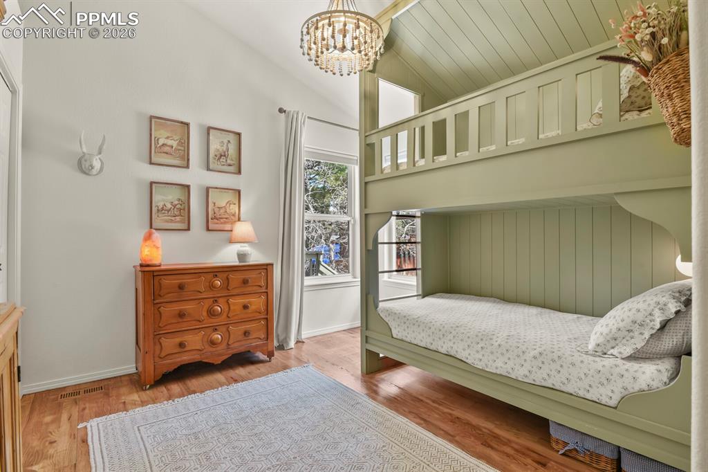 Image 16 of 30: Bedroom