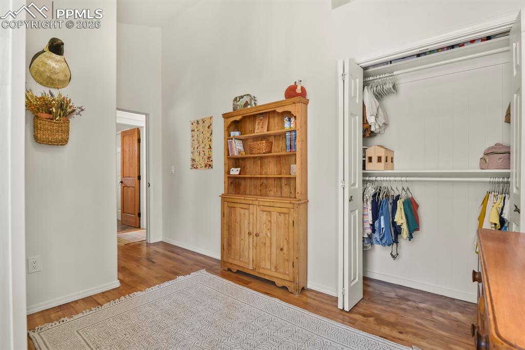 Image 17 of 30: Closet