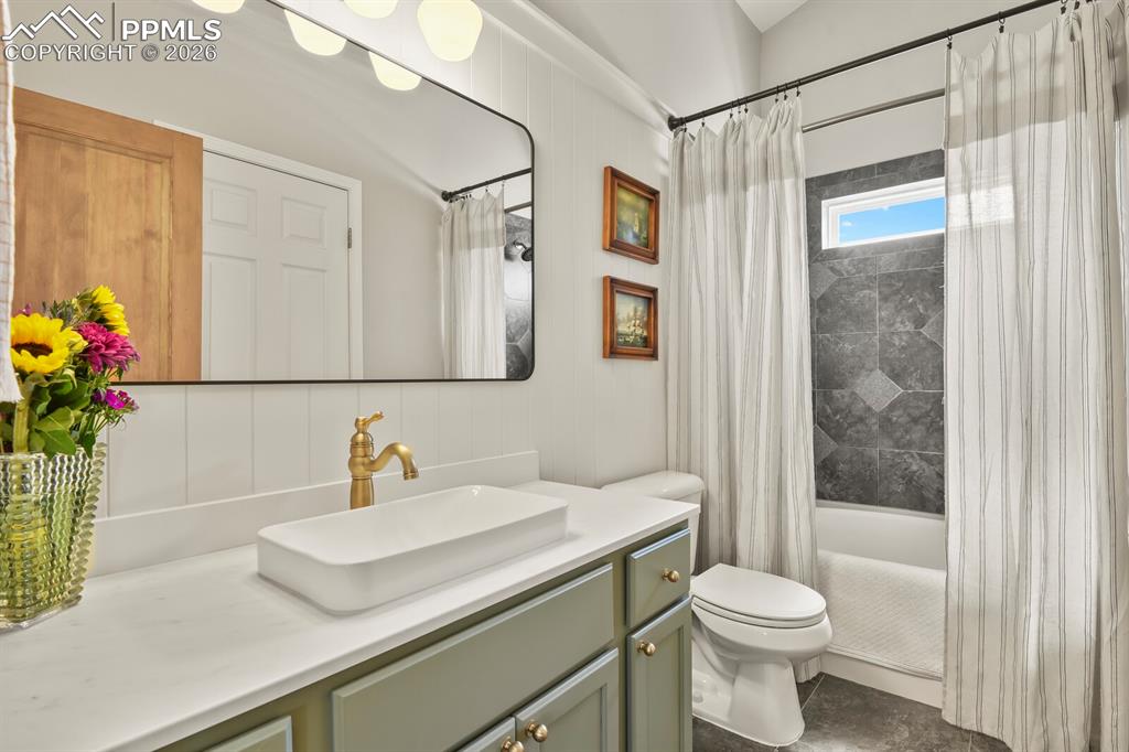 Image 18 of 30: Bathroom