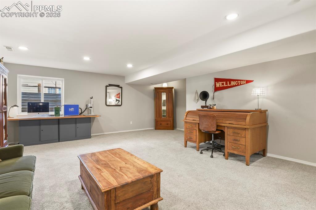 Image 19 of 30: Office