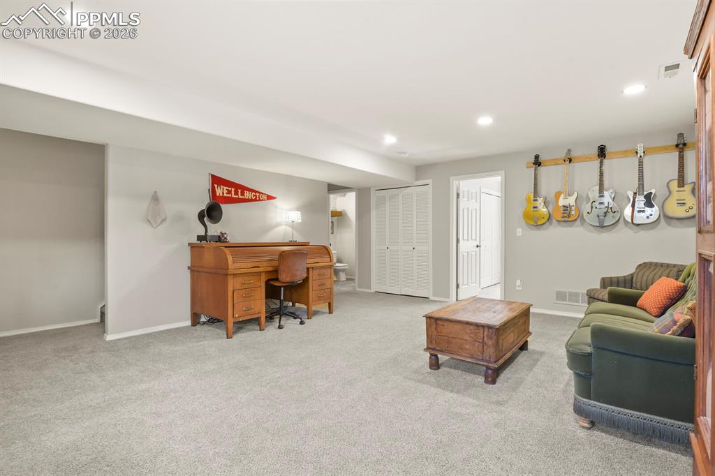 Image 20 of 30: Living Room