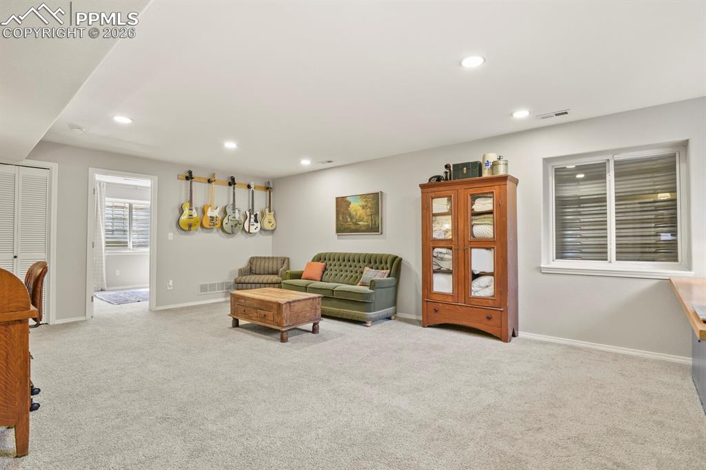 Image 21 of 30: Living Room