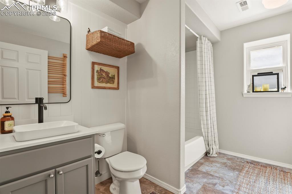 Image 23 of 30: Bathroom