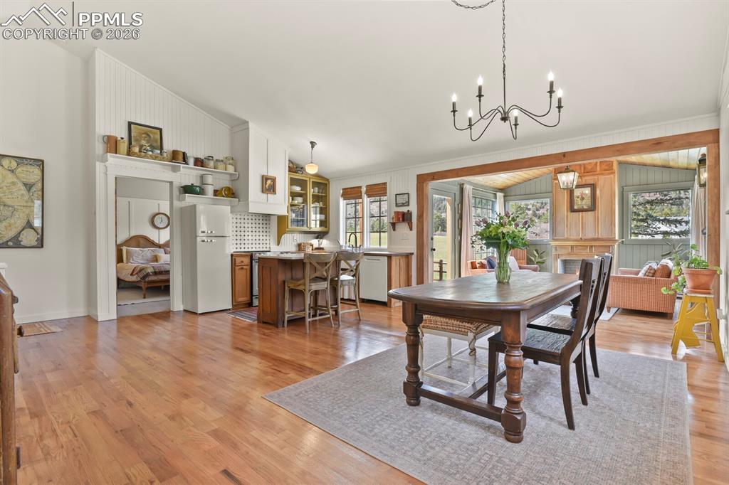 Image 3 of 30: Dining Area