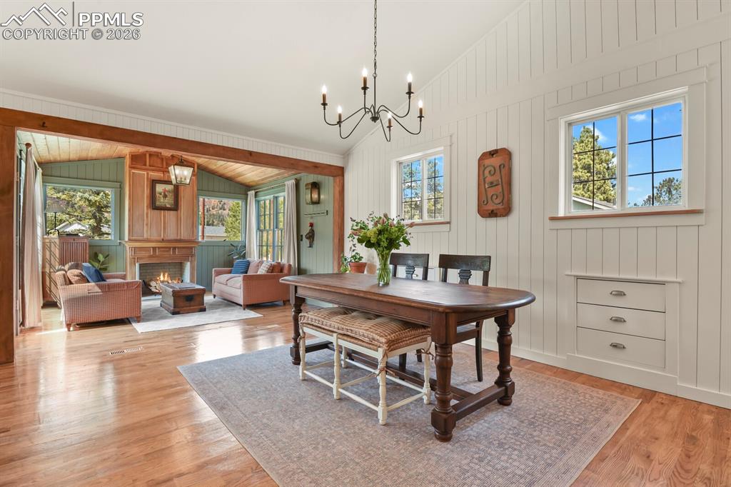 Image 4 of 30: Dining Area