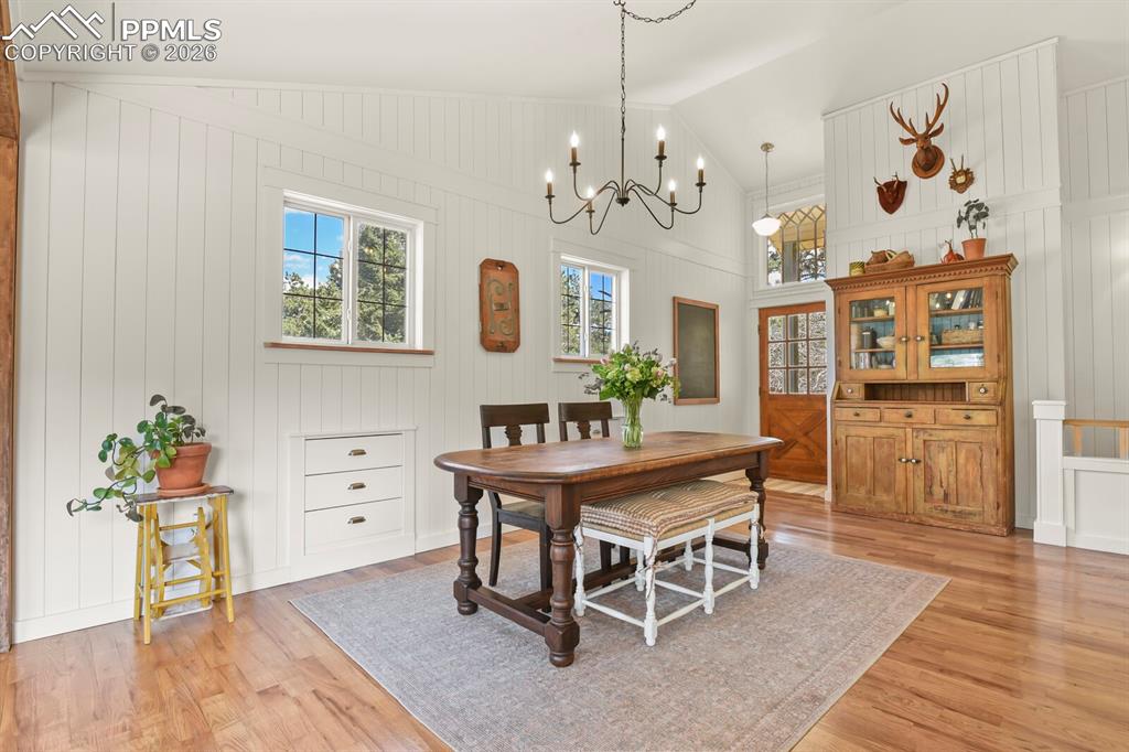 Image 5 of 30: Dining Area