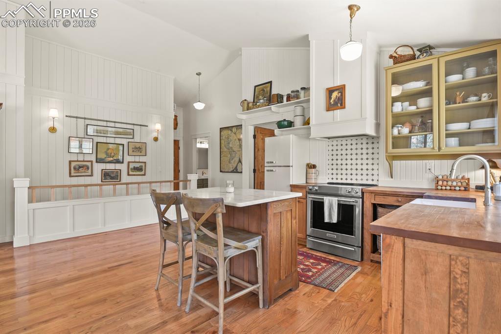 Image 6 of 30: Kitchen