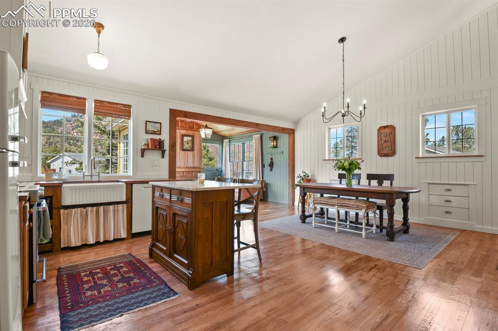 Image 8 of 30: Kitchen