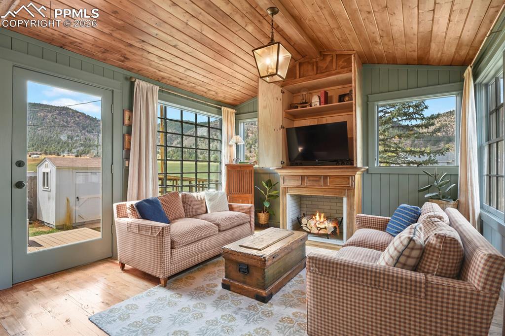 Image 9 of 30: Family Room