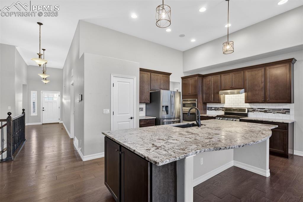 Image 17 of 48: Kitchen