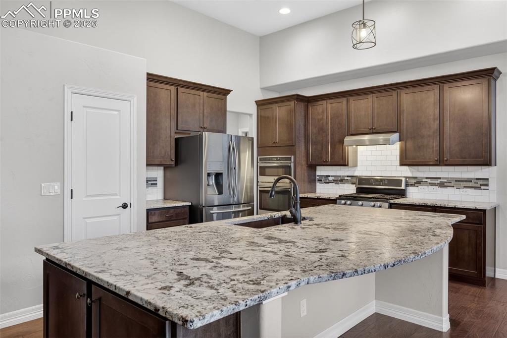 Image 18 of 48: Kitchen