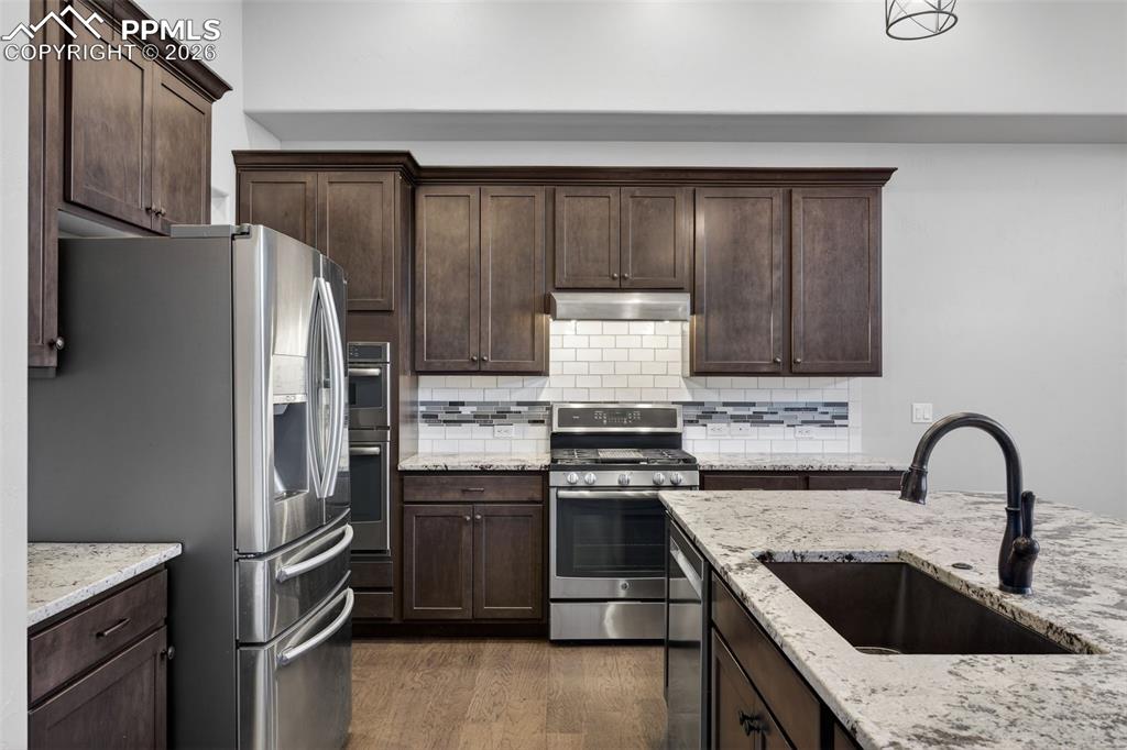 Image 19 of 48: Kitchen