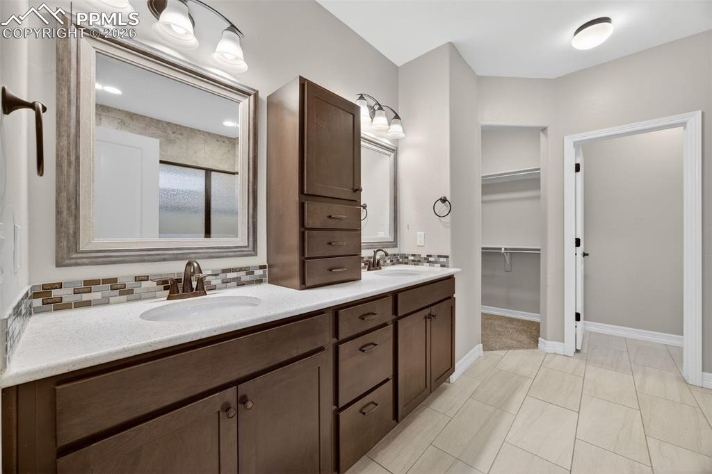 Image 25 of 48: Bathroom