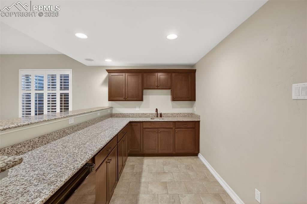 Image 33 of 48: Kitchen