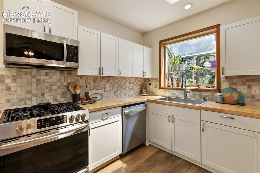 Image 11 of 27: And this recently updated kitchen with lots of cabinets and stainless appli