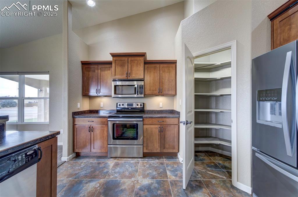 Image 18 of 45: Kitchen