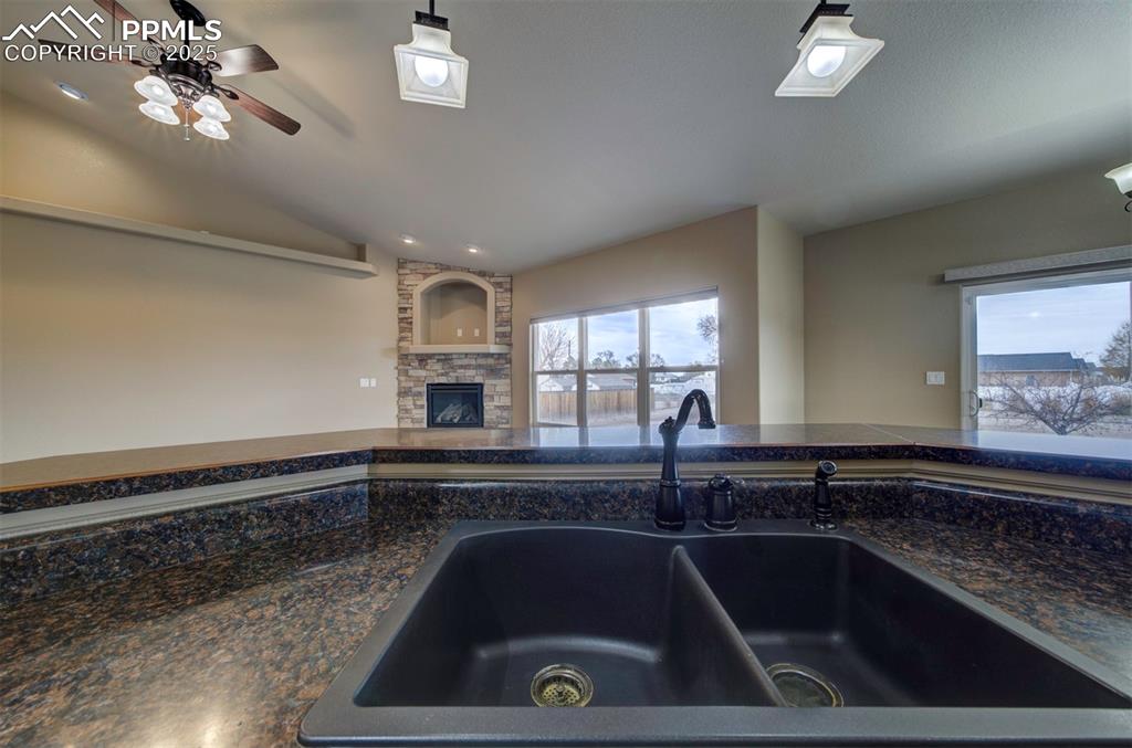 Image 19 of 45: Kitchen