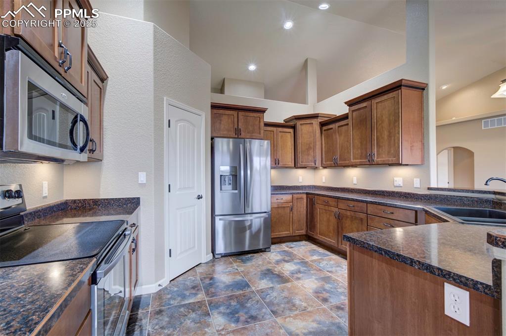 Image 20 of 45: Kitchen