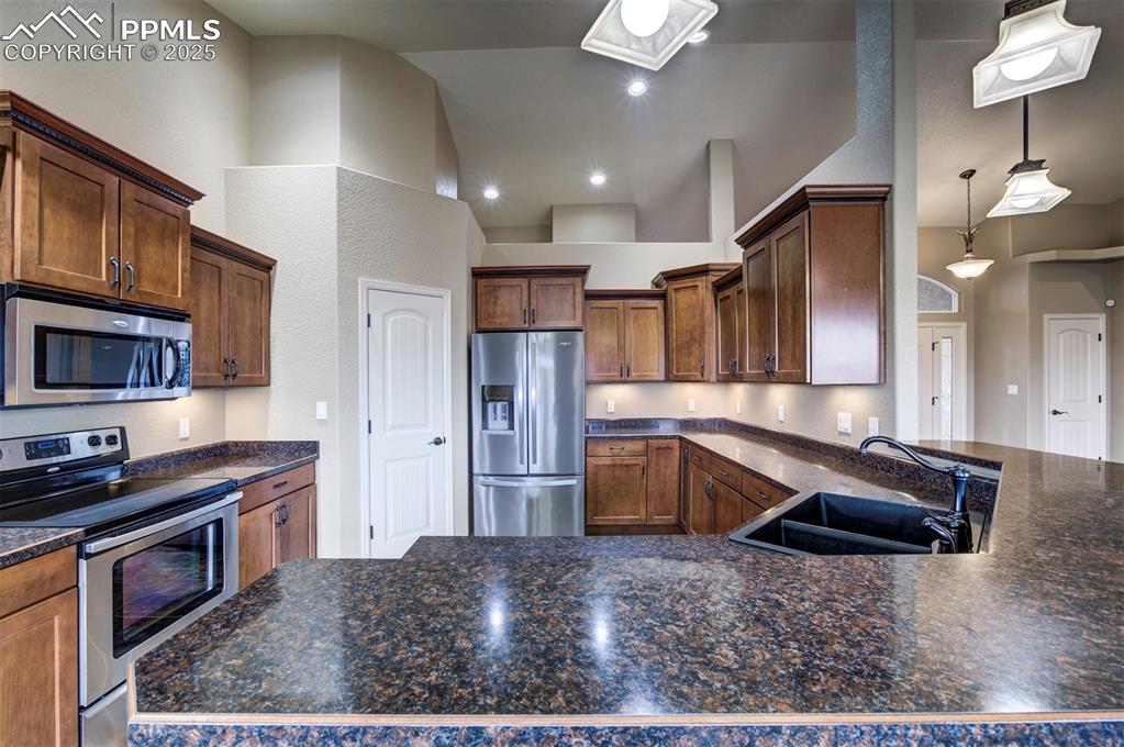 Image 21 of 45: Kitchen