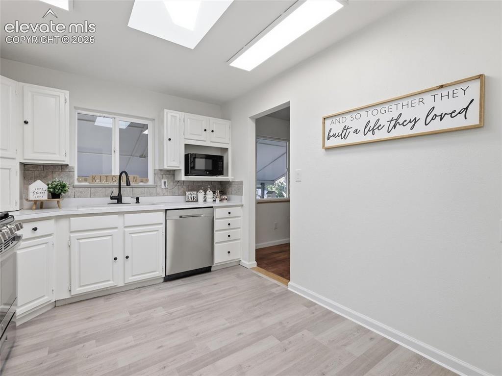 Image 10 of 44: Kitchen