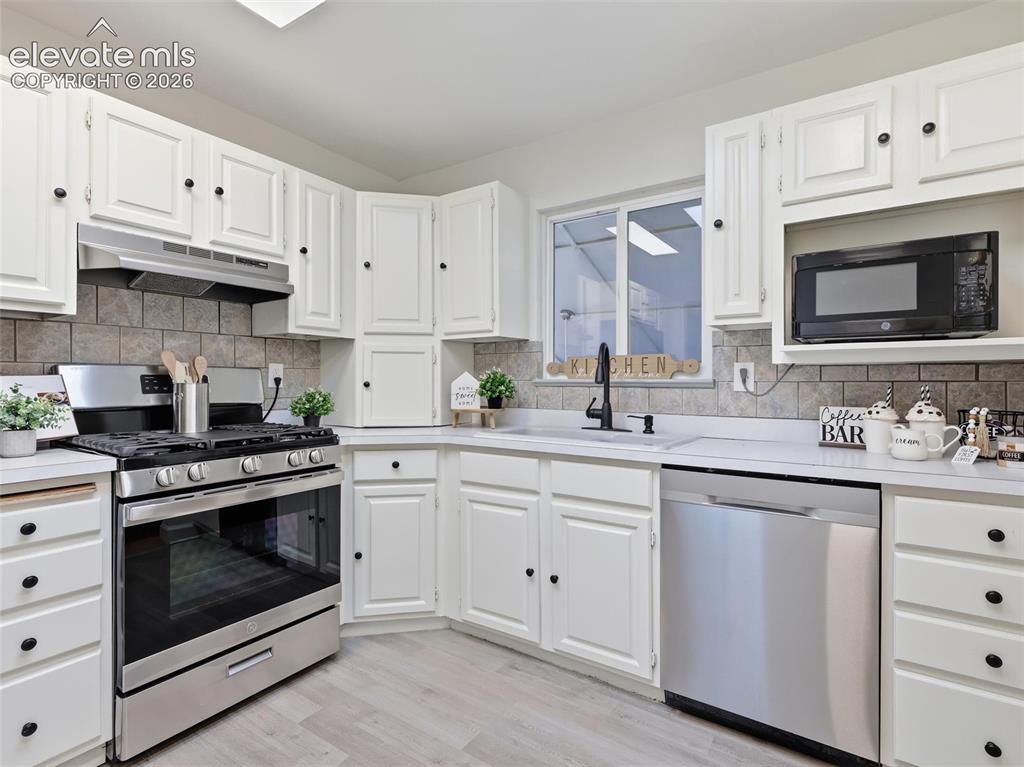 Image 12 of 44: Kitchen